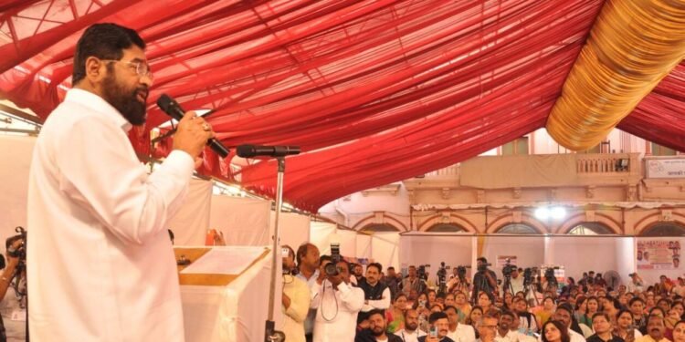 विविध योजना लाभार्थ्यांपर्यंत पोहचविण्यात महाराष्ट्र एक नंबर येण्यासाठी प्रयत्न करा, असे निर्देश मुख्यमंत्री एकनाथ शिंदे यांनी यावेळी दिले.