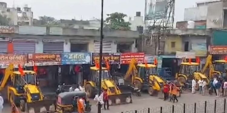 छत्रपती संभाजीनगरमध्ये जोरदार स्वागत, मनोज जरांगेंवर ३५ जेसीबीतून पुष्पवर्षाव