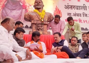 मनोज जरांगे यांची अंतरवाली सराटी येथे भेट घेत मराठा आरक्षणासाठी राज्य सरकारने केलेल्या कार्यवाहीची माहिती दिली.