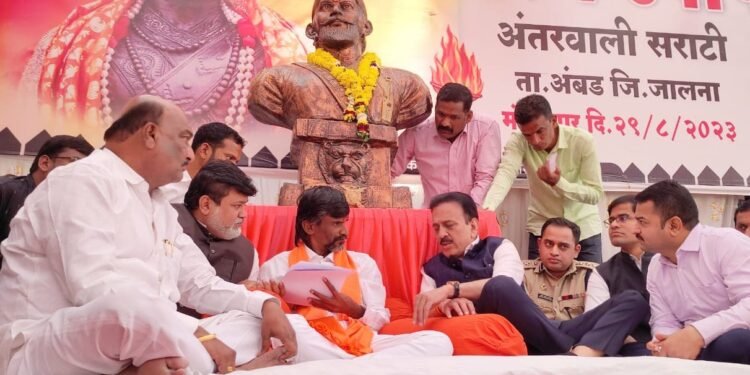 मनोज जरांगे यांची अंतरवाली सराटी येथे भेट घेत मराठा आरक्षणासाठी राज्य सरकारने केलेल्या कार्यवाहीची माहिती दिली.