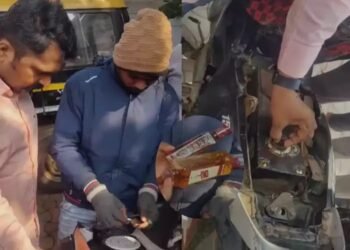 दारुबंदी असलेल्या गडचिरोलीत भरदिवसा दारुची तस्करी, अनोखी शक्कल पाहून पोलिसही चक्रावले