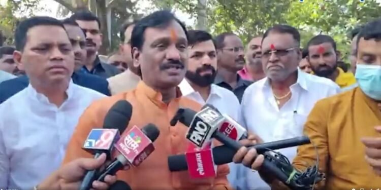 कोकणातला प्रकल्प गुजरातला गेला, पण राणे, सामंत, केसरकर शिवसेनेवर टीका करण्यात गुंग