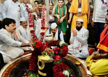 १२ ज्योतिर्लिंगापैकी एक असलेल्या श्री परळी-वैद्यनाथ मंदिराला फडणवीस, अजित पवार, धनंजय मुंडे, पंकजा मुंडे भेट दिली…