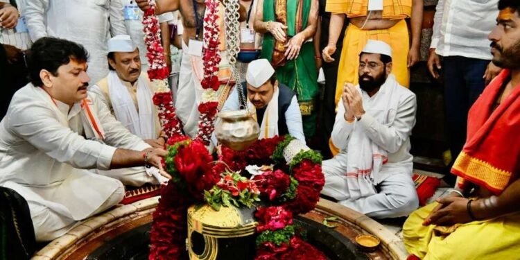 १२ ज्योतिर्लिंगापैकी एक असलेल्या श्री परळी-वैद्यनाथ मंदिराला फडणवीस, अजित पवार, धनंजय मुंडे, पंकजा मुंडे भेट दिली…