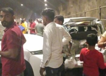 कात्रज बोगद्यात मोठा अपघात; ६ गाड्या एकमेकांवर आदळल्या, वाहतूक पोलीस घटनास्थळी दाखल