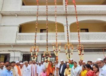 सद्गुरु बसवारूढ महास्वामीजी मठात पाच नंदीध्वजांचे एकत्रित पूजन ; भाविकांची दर्शनासाठी मोठी गर्दी