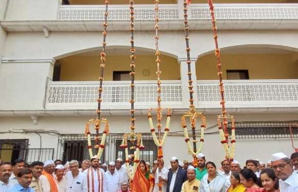 सद्गुरु बसवारूढ महास्वामीजी मठात पाच नंदीध्वजांचे एकत्रित पूजन ; भाविकांची दर्शनासाठी मोठी गर्दी