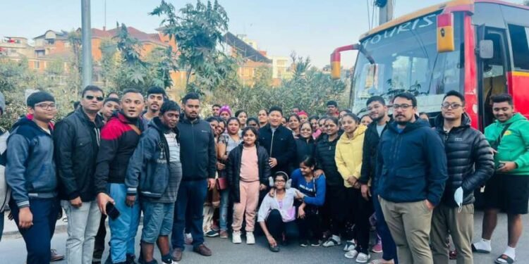 देवेंद्र फडणवीसांचा एकच मेसेज आणि नेपाळमधून मुंबई कर ५८ जणांची सुटका ! फडणवीसांच्या नेपाळ कनेक्शनची जोरदार चर्चा