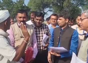 रेशन नाही, पाणी नाही, पीएम किसानचा लाभ नाही, जगायचं कसं ? शेतकऱ्यांचा केंद्रीय पथकासमोर संताप अनावर