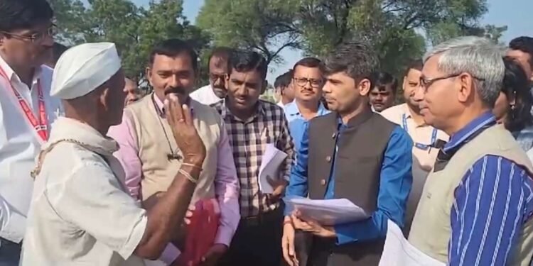 रेशन नाही, पाणी नाही, पीएम किसानचा लाभ नाही, जगायचं कसं ? शेतकऱ्यांचा केंद्रीय पथकासमोर संताप अनावर