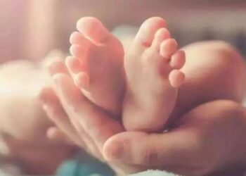 वर्षाच्या शेवटच्या दिवशी धक्कादायक घटना! कचराकुंडीत आढळले कापडात गुंडाळलेले जिवंत अर्भक