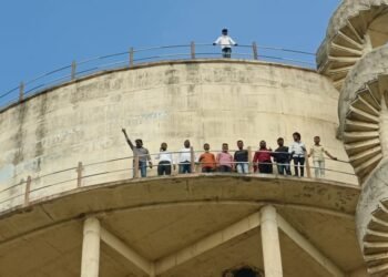 बायोक्लीन कंपनीच्या विरोधात प्रहार जनशक्ती पक्षाने शोले स्टाईल आंदोलन