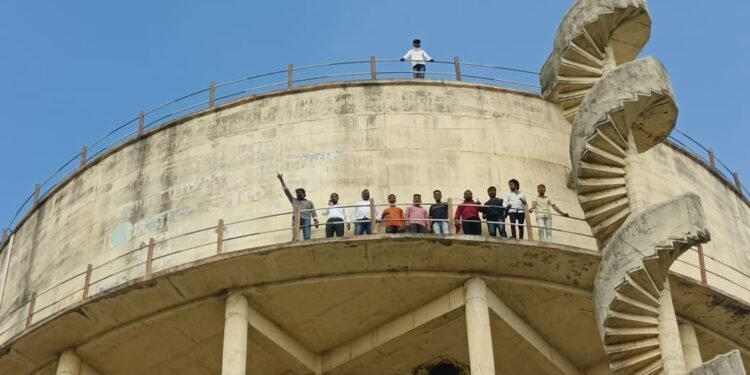 बायोक्लीन कंपनीच्या विरोधात प्रहार जनशक्ती पक्षाने शोले स्टाईल आंदोलन