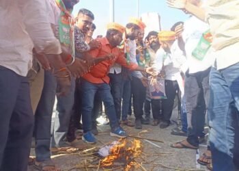 प्रियंक खरगे यांच्या विरोधात भाजपने तिरडी आंदोलन करत जोरदार घोषणाबाजी केली.