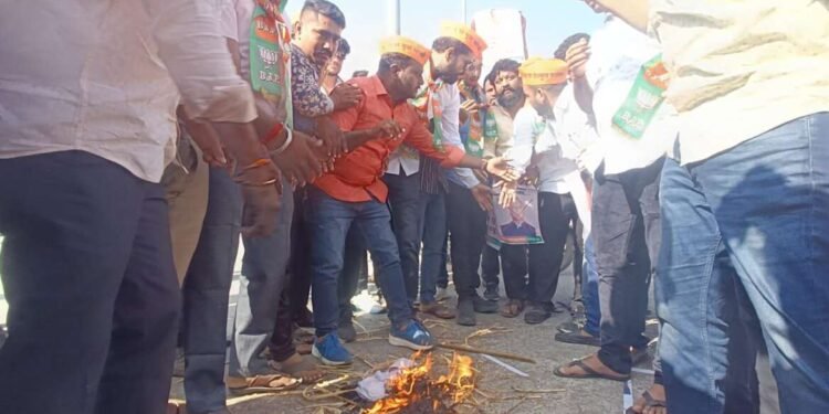 प्रियंक खरगे यांच्या विरोधात भाजपने तिरडी आंदोलन करत जोरदार घोषणाबाजी केली.