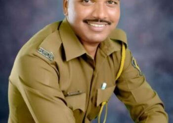 जिल्हा कारागृहात कार्यरत असलेल्या पोलीस शिपायाने स्वतःवर झाडून गोळी घेतल्याची धक्कादाय घटना