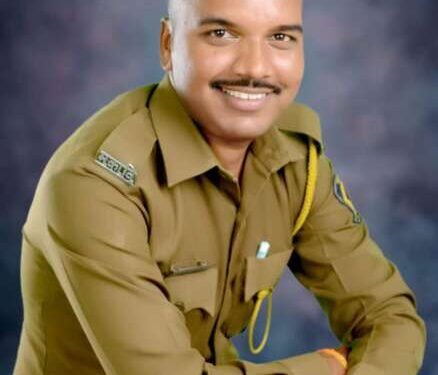 जिल्हा कारागृहात कार्यरत असलेल्या पोलीस शिपायाने स्वतःवर झाडून गोळी घेतल्याची धक्कादाय घटना