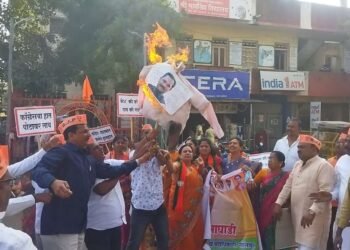 काँग्रेसच्या खासदार विरोधात भाजप आक्रमक : साडे तीनशे कोटींची बेनामी संपत्ती गोळा केल्याचा केला निषेध