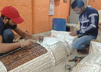 ग्रामदैवत श्रीसिध्देश्वर मंदिर परिसरात यात्रेची जय्यत तयारी सुरू असून सुर्वण सिद्धेश्वर अंतर्गत चांदीचे खांब बनविण्यात कारागीर व्यस्त