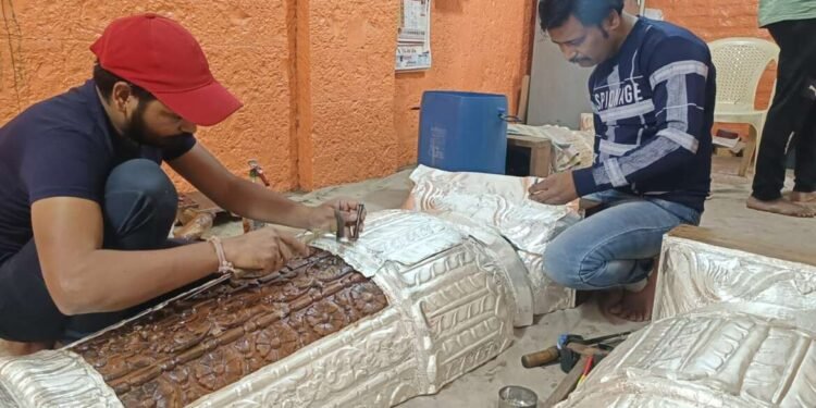 ग्रामदैवत श्रीसिध्देश्वर मंदिर परिसरात यात्रेची जय्यत तयारी सुरू असून सुर्वण सिद्धेश्वर अंतर्गत चांदीचे खांब बनविण्यात कारागीर व्यस्त