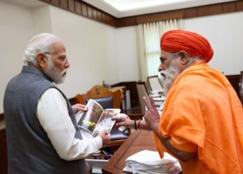 पंतप्रधान नरेंद्र मोदी यांना डॉ. जयसिद्धेश्वर शिवाचार्य महास्वामी यांनी ग्रामदैवत श्री सिद्धेश्वर यात्रेच्या अक्षता सोहळ्याचे निमंत्रण दिले