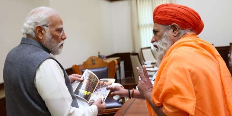 पंतप्रधान नरेंद्र मोदी यांना डॉ. जयसिद्धेश्वर शिवाचार्य महास्वामी यांनी ग्रामदैवत श्री सिद्धेश्वर यात्रेच्या अक्षता सोहळ्याचे निमंत्रण दिले