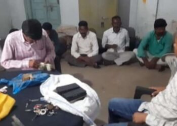 विजयपूर महामार्गावरील नांदणीतील जुगार अड्ड्यावर पोलिसांनी छापा टाकत १५ जणांवर गुन्हा दाखल