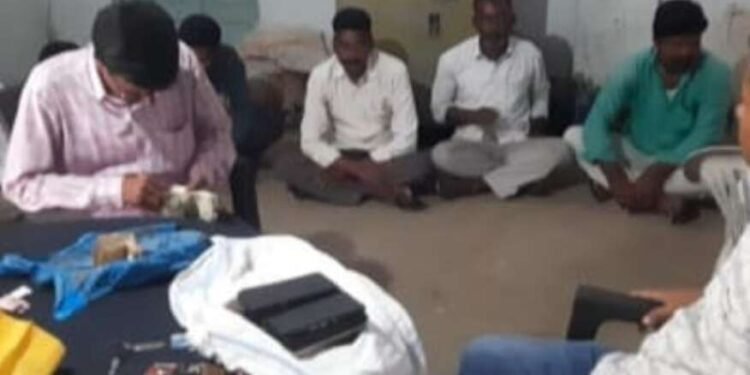 विजयपूर महामार्गावरील नांदणीतील जुगार अड्ड्यावर पोलिसांनी छापा टाकत १५ जणांवर गुन्हा दाखल