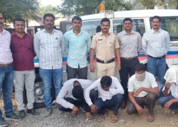 राज्य उत्पादन शुल्क विभागाने मोहोळ येथील ममता स्नॅक्स सेंटर या ठिकाणी छापा टाकून हॉटेल चालक तीन मद्यपी ग्राहकांना अटक