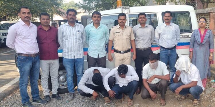 राज्य उत्पादन शुल्क विभागाने मोहोळ येथील ममता स्नॅक्स सेंटर या ठिकाणी छापा टाकून हॉटेल चालक तीन मद्यपी ग्राहकांना अटक