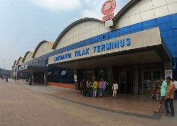 LTT टर्मिनस स्थानकात बुकिंग, वेटिंग हॉलमध्ये आग