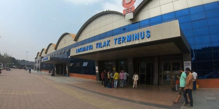 LTT टर्मिनस स्थानकात बुकिंग, वेटिंग हॉलमध्ये आग