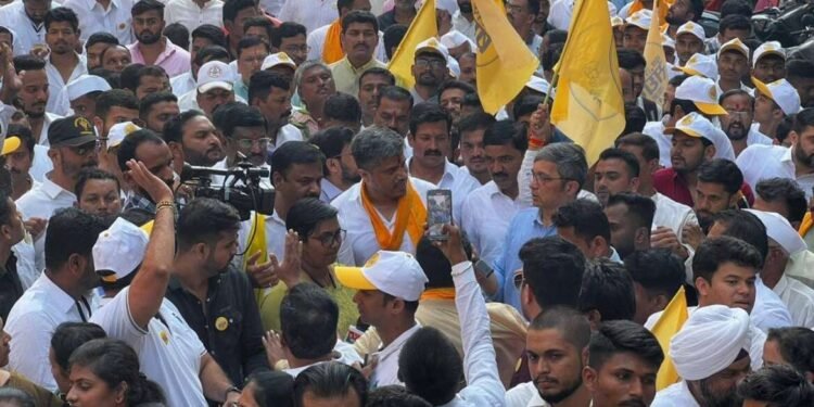 नागपूरमध्ये संघर्ष यात्रेच्या ठिकाणी पोलीस आणि कार्यकर्त्यांमध्ये बाचाबाची