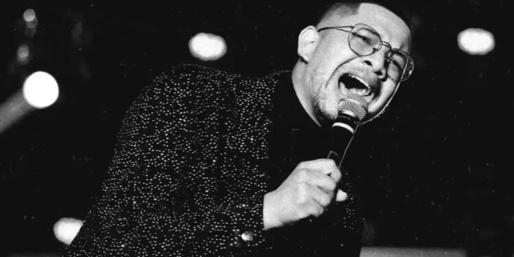 लाइव्ह परफॉर्मन्सवेळी ३० वर्षीय गायकाचं निधन, स्टेजवर अचानक कोसळला