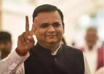 शिवसेनेतून राजकीय श्रीगणेशा, आता शिवसेना आमदारांचंच भवितव्य ठरवणार, राहुल नार्वेकरांची कारकीर्द