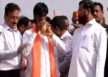 मुख्यमंत्र्यांच्या हस्ते ज्यूस प्राशन, मनोज जरांगे यांचं उपोषण सुटलं, मराठा आंदोलकांच्या लढ्याला यश