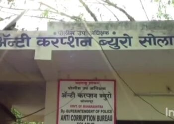 सोलापुरात फिल्मी स्टाईल अँटी करप्शनने कारवाई करत सातहजाराची लाच घेणाऱ्या ग्रामसेवकासह शिपायाला अटक केली. 