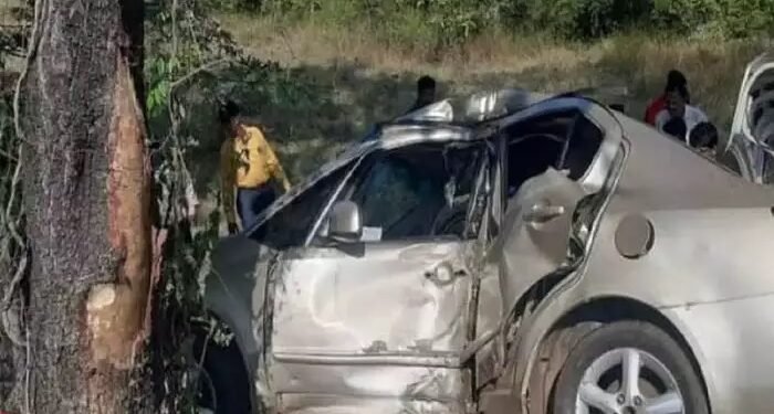 न्यू इयर सेलिब्रेशननंतर घरी परताना नियतीनं डाव साधला, गाडीची झाडाला धडक, युवतीचा मृत्यू तर…