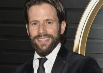 धक्कादायक ! लोकप्रिय अभिनेत्याचा प्लेन क्रॅशमध्ये मृत्यू; विमान समुद्रात पडलं, दोन मुलींचाही गेला जीव.