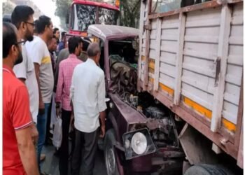रस्त्याच्या कडेला उभ्या ट्रकला चारचाकी धडकली पाचजण गंभीर जखमी, दोघांची प्रकृती चिंताजनक