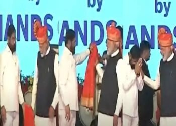 मोदींच्या खांद्यावरुन शाल घसरली, शिंदेंनी अलगद सावरली, पंतप्रधानांची प्रतिक्रिया लाखमोलाची
