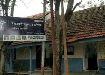 पोलीस असल्याची बतावणी करून घातला १ लाखांचा गंडा….