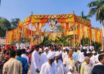 शेकडो वर्षाची परंपरा असलेल्या ग्रामदैवत शिवयोगी श्री सिद्धरामेश्वर यात्रेच्या आज दुपारी दीड वाजता ‘अक्षता सोहळा’ संपन्न झाला.