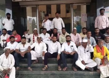 कांदा विकून वर्ष झालं तरी पैशांसाठी हेलपाटे सुरूच, संतप्त शेतकरी मार्केट यार्डात, संचालक गायब