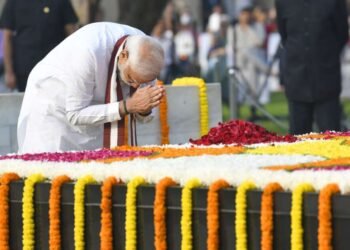 पंतप्रधानांची महत्मा गांधींना आदरांजली