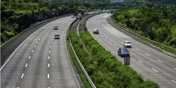 पुणे-मुंबई द्रुतगती मार्ग होणार आठपदरी….