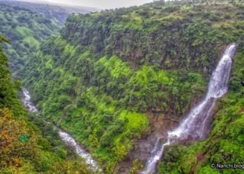 कडाक्याची थंडी, दुरवर पसरलेली धुक्याची चादर अन् हिमकणांचा सडा, महाबळेश्वर गारठले….
