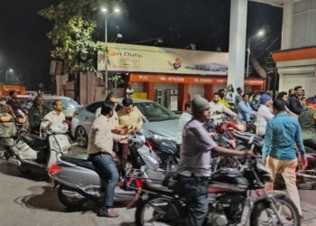 पेट्रोल पंप बंद होणार असल्याचे कळल्यानंतर वाहनधारकांनी गर्दी केल्याचे दिसून आले.