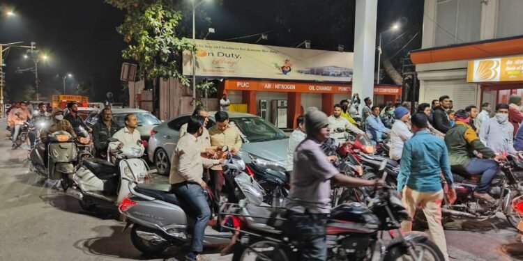 पेट्रोल पंप बंद होणार असल्याचे कळल्यानंतर वाहनधारकांनी गर्दी केल्याचे दिसून आले.