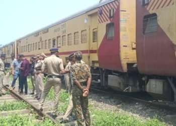 केरळ : कन्नूर-अलाप्पुझा एक्स्प्रेसचे 2 डबे घसरले…